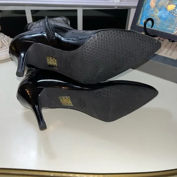 Stuart Weitzman Clingy Patent Leather Pointed Toe Booties!! - Picture 12 of 14